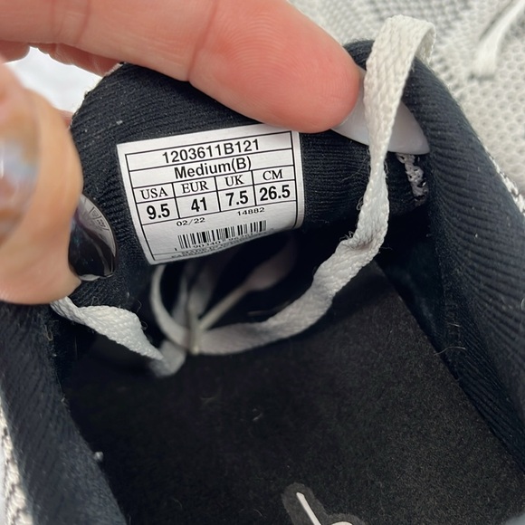 BROOKS REVEL 5 Running Shoes 9.5 Black White Comfy Active Casual Walking - Picture 3 of 8